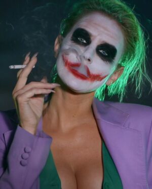 Nicky Whelan Instagram - Who is your favorite joker? This year I went with the Heath Ledger version. I still love Jack Nicholson‘s performance in #1989 .
#photographer @chrisameruoso  #makeupartist @shellae  #happyhalloween #thejoker 🤡