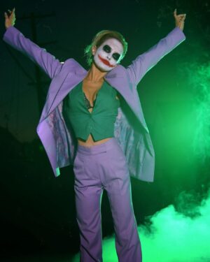 Nicky Whelan Instagram - Who is your favorite joker? This year I went with the Heath Ledger version. I still love Jack Nicholson‘s performance in #1989 .
#photographer @chrisameruoso  #makeupartist @shellae  #happyhalloween #thejoker 🤡