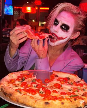Nicky Whelan Instagram - Who is your favorite joker? This year I went with the Heath Ledger version. I still love Jack Nicholson‘s performance in #1989 .
#photographer @chrisameruoso  #makeupartist @shellae  #happyhalloween #thejoker 🤡