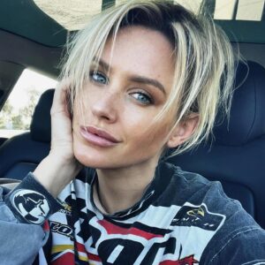 Nicky Whelan Instagram - Can we just go back to the 90s … thanks  #nofilter #nophones #nononsense 🫶🏼🫦🛼
