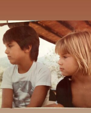 Nicoletta Romanoff Instagram - Questo compleanno per te dev’essere stato tutto nuovo! Il primo compleanno insieme a papà da quando il cielo ti ha visto arrivare… ora siete nuovamente insieme per mare, festeggiando nella scia della tua Luce, pescando squali su isole lontane… le cose di sempre insomma… stanotte a mezzanotte i tuoi nipoti porteranno avanti la tradizione di famiglia 😅
Happy Birthday brother ! Now and forever NOT ONE DAY WITHOUT YOU ♥️ 
.
#enzo #belovedbrother #birthdayboy #fatherandson #nowandforever #lovecouldneverbesostrong
