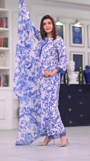 Nida Yasir Instagram - Inspired by my morning show set blue printed luxury lawn chickan shirt and lawn pants with silk duppatta feels easy breezy straight cut
@ynida.clothing