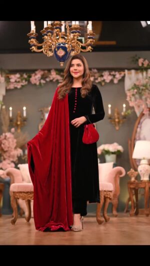 Nida Yasir Instagram - Pure velvet panelled shirt with pants and two color sided shawl,where comfort and glamour comes together shocking pink and black combo with a small potli gives you a Diva look
@ynida.clothing