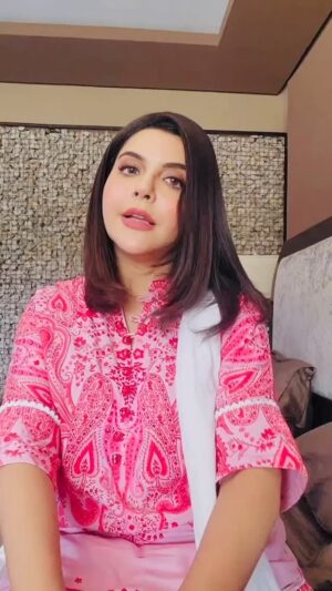 Nida Yasir Instagram - Yah @oriorproducts ka 
Foaming gel cleanser  and niacinamide jelly  meri daily routine ka hisa hein , aap bhi inko use karein and iss say faida hasil karein. 💕

Shop Now: @oriorproducts

#oriorproducts#besproducts#beauty#skincare#natural#organic#viral