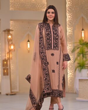 Nida Yasir Instagram - Fawn colour pure rawsilk 80grams collar shirt and pants with pure organza duppatta including black embroidery on the whole outfit as visible in picture
@ynida.clothing 
@officialmagnifique_