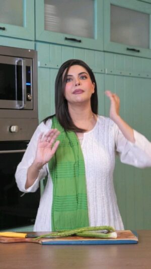 Nida Yasir Instagram - Mothers apni betiyon ke lye superheroes hoti hain jinke paas har problem ka solution hota hai. I am thankful to Lifebuoy Herbal Strong Shampoo jo mujh jese boht saray superheroes ki help kar raha hai apni betiyon ke baalon ko mazboot banany mein. Is mein hai milk protein aur aloe vera jo banata hai baalon ko 5x strong bagair kisi mushkil ke. Get it for your daughter today.
@lifebuoyshampoo.pk #JarhSeMazboot
#LifebuoyShampoo #HerbalStrong #AloeVera #MilkProtein #QudratiAjzaKi5xMazbooti