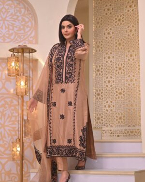 Nida Yasir Instagram - Fawn colour pure rawsilk 80grams collar shirt and pants with pure organza duppatta including black embroidery on the whole outfit as visible in picture
@ynida.clothing 
@officialmagnifique_