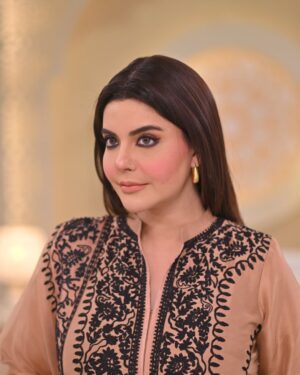 Nida Yasir Instagram - Fawn colour pure rawsilk 80grams collar shirt and pants with pure organza duppatta including black embroidery on the whole outfit as visible in picture
@ynida.clothing 
@officialmagnifique_
