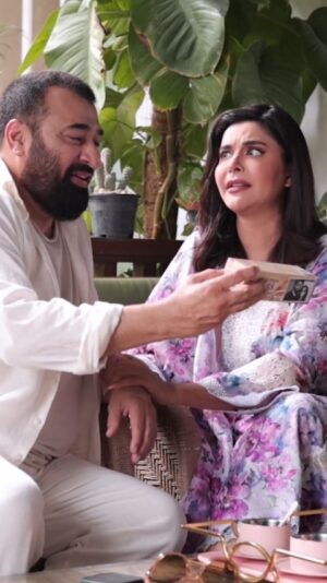 Nida Yasir Instagram - Waqt ka safar jari rehta hai par har lamha aik tasveer mai yadgaar ban kar reh jata hai. Yai hai meri yadgar memory with our favorite Zeera Plus biscuits.

Zeera Plus Guftugu Edition Pack per mojood QR code scan karein aur payein customized Guftugu Edition pack jeetne ka mauqa.
#ChaiAurGuftuguKaPlus #ZeeraPlus #GuftuguEditionPack @zeerapluspakistan