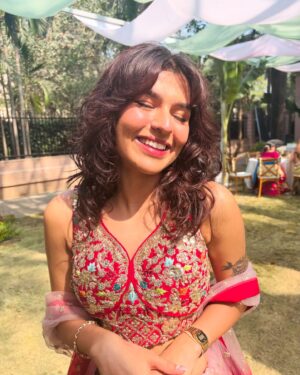 Nidhi Bhanushali Instagram - Swarg se nahi, dost ki shadi se utri hoon 😉