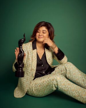 Nidhi Bisht Instagram - Ahem.. got my first @filmfare for the very special Maamla Legal Hai! Thank you writers @khannasaurus @kunalaneja53 for this and THANK YOU @poshampa_pictures @netflix_in for choosing the fictitious world of Patparganj District Court. Thank you each n everyone in the cast and crew , our director #RahulPandey 🥳
My team, Shireen with Nilesh, Manoj. Murad bhai, Shabnam and Yadav ji 🤗🤗
All my teachers, friends, well wishers and of course my pahadi genes ! 
AND I would like to dedicate this award to my seniors at the law firm @archanasahadeva @sayachoudhary Thank youuu ladies♥️♥️

I am happy, elated and on cloud 9 ..all at the same time :D
#mamlalegalhai #maamlalegalhaionnetflix