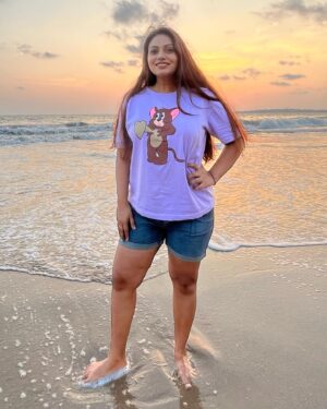Nidhi Mahawan Instagram - Beach days are my favorite. The setting sun and the breeze makes my heart go hmmmmmmmmm. 

#beach #beachlife #beachvibes #sunset #serene #serenity #selflove #postivevibes #gratitude
