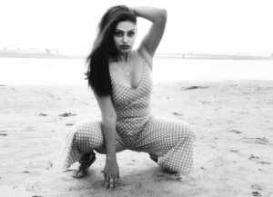 Nidhi Mahawan Instagram - The stare……
Lovely or Deadly!!!!
You decide 😉🙃

#beach #beachbabe #sunset #monochrome #star #expression #lovely #deadly #sensuous #rise #ootd #polkadots #squats #attitude #bollywood #bollywoodactress #indian #indiangirl #desigirl #viral #trending #instagood #instamood #mood #moodboard
