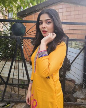 Niharika Chouksey Instagram - 🌻

Makeup And Hair By @revatis_makeup ✨

#niharikachouksey #swipe