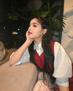 Niharika Chouksey Instagram - “Eat, drink, and be merry!” ♥️😋

📍 @novaaramumbai 
Styled by @yourstylistforever @kaftanize_clothing 

#santasfav #niharikachouksey #swipe #christmasdinner #novaara