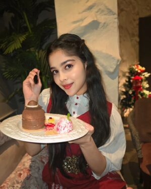 Niharika Chouksey Instagram - “Eat, drink, and be merry!” ♥️😋

📍 @novaaramumbai 
Styled by @yourstylistforever @kaftanize_clothing 

#santasfav #niharikachouksey #swipe #christmasdinner #novaara