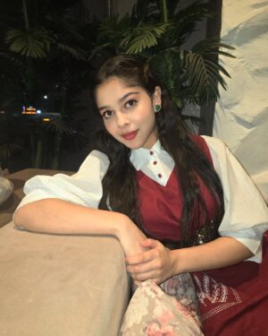 Niharika Chouksey Instagram - “Eat, drink, and be merry!” ♥️😋

📍 @novaaramumbai 
Styled by @yourstylistforever @kaftanize_clothing 

#santasfav #niharikachouksey #swipe #christmasdinner #novaara