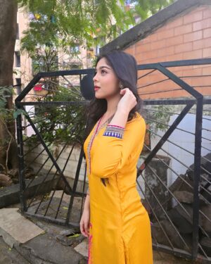 Niharika Chouksey Instagram - 🌻

Makeup And Hair By @revatis_makeup ✨

#niharikachouksey #swipe