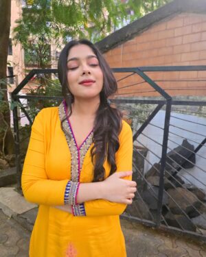 Niharika Chouksey Instagram - 🌻

Makeup And Hair By @revatis_makeup ✨

#niharikachouksey #swipe
