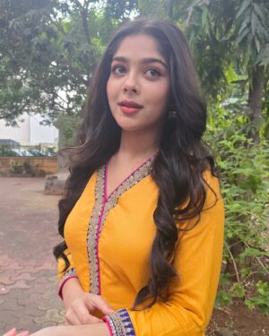 Niharika Chouksey Instagram - 🌻

Makeup And Hair By @revatis_makeup ✨

#niharikachouksey #swipe