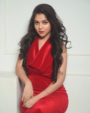 Niharika Chouksey Instagram - ❤️‍🔥

Makeup And Hair @glam_byneha21 @revatis_makeup 
📸 @unreel_ank @ankitsahu8589

#niharikachouksey #swipe #iseered #instagood
