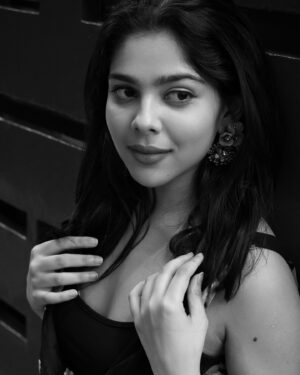 Niharika Chouksey Instagram - 🖤 @eataroundthecorner 

@khiladii_bhaiyaa 

#niharikachouksey #swipe