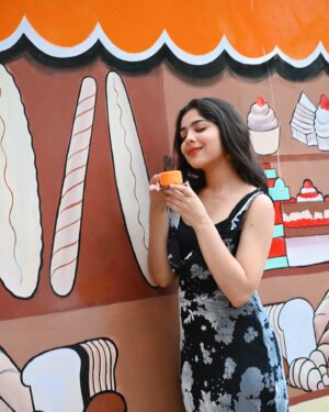 Niharika Chouksey Instagram - 🖤 @eataroundthecorner 

@khiladii_bhaiyaa 

#niharikachouksey #swipe