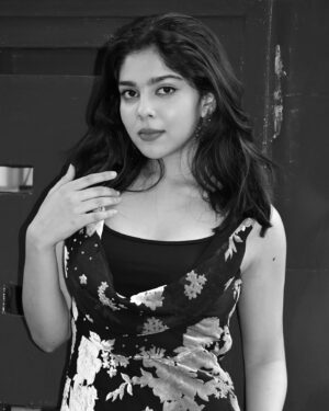 Niharika Chouksey Instagram - 🖤 @eataroundthecorner 

@khiladii_bhaiyaa 

#niharikachouksey #swipe