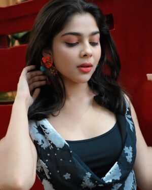 Niharika Chouksey Instagram - 🖤 @eataroundthecorner 

@khiladii_bhaiyaa 

#niharikachouksey #swipe