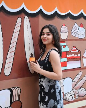 Niharika Chouksey Instagram - 🖤 @eataroundthecorner 

@khiladii_bhaiyaa 

#niharikachouksey #swipe
