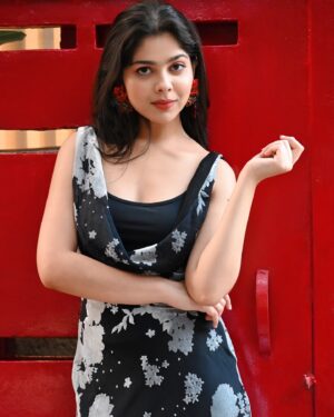 Niharika Chouksey Instagram - 🖤 @eataroundthecorner 

@khiladii_bhaiyaa 

#niharikachouksey #swipe