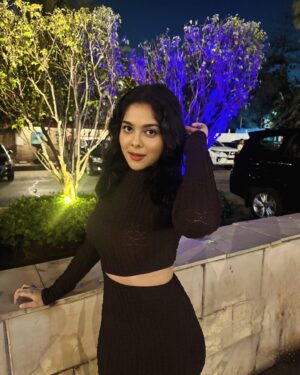 Niharika Chouksey Instagram - “New year, new hair.” 💁🏻‍♀️✨

#niharikachouksey #happynewyear #swipe #shorthairdontcare #hello2025 #thelalit #socializare