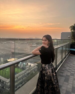 Niharika Chouksey Instagram - Golden Hour ✨

#niharikachouksey #prettyskies #sundowner