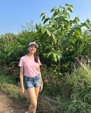 Nikeet Dhillon Instagram - Planted saplings and voted for Rajnigandha Pearls Miss Goodness Ambassador, the sub contest I most enjoyed and loved!  @missindiaorg 

We had to plant 10 saplings in a given time and under the support and guidance by @greenyatra we all managed to plant around 500 saplings that will be taken care of by the @greenyatra 

I came back with the realisation that our tiny contributions can make a huge impact so why not take out time for a healthier future ?!