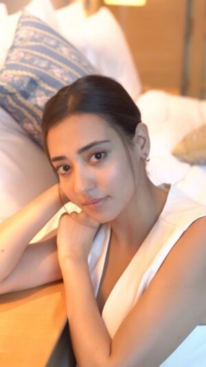 Nikeet Dhillon Instagram - 𝐓𝐞𝐧𝐮 𝐠𝐚𝐥𝐢 𝐠𝐚𝐥𝐢 𝐥𝐚𝐛𝐞 💔

MUA @adornedbyzeena 
Hairstylist @krishna.hairstylist 

#pagaldil #jaanahaitaja 

@urshappyraikoti @goldboypro @whitehillstudios @gunbir_whitehill @manmordsidhu @preetsinghdirector

#punjabisadsongs #heartbreak #happyraikoti #nikeetdhillon #punjab #punjabi