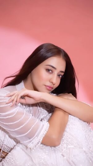 Nikeet Dhillon Instagram - 𝑬𝒌 𝒃𝒂𝒂𝒓 𝒅𝒆𝒌𝒉 𝒍𝒊𝒋𝒊𝒚𝒆 👀♥️

👗 @naunidhindia 
💄 @adornedbyzeena 

#tujhpemainfida #heeramandi #pink #white