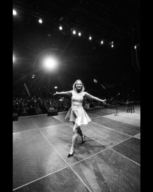 Nikki Glaser Instagram - The biggest tour of my entire life has officially begun. These past two weekends of The Alive And Unwell Tour were the best crowds of my career. I can’t wait to do like 150 more shows with you this year! I am so lucky.

📸 @maddiwaldo_media @shakycam_press @tylerbrianna.jpeg