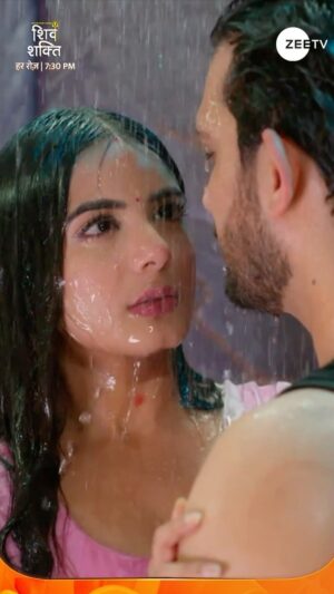 Nikki Sharma Instagram - Ek doosre ka saath hi hai Shiv-Shakti ka sukoon! Drop a ‘❤️’, if you agree aur dekhiye #PyaarKaPehlaAdhyayaShivShakti, har roz, shaam 7:30 baje, sirf #ZeeTV par aur kahin bhi, kabhi bhi @zee5shows par.

#ShivShaktiOnZeeTV #ZeeTVReels 

@nikkisharmaofficial 
@_shakti.sharma_ 
@arjunbijlani