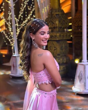 Nikki Sharma Instagram - Diwali 🪔 event ready 

Outfit @anusoru @nidhikurda 
Makeup @makeupbykhushikapadia 
Hair @jyotiverma2686