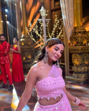 Nikki Sharma Instagram - Diwali 🪔 event ready 

Outfit @anusoru @nidhikurda 
Makeup @makeupbykhushikapadia 
Hair @jyotiverma2686
