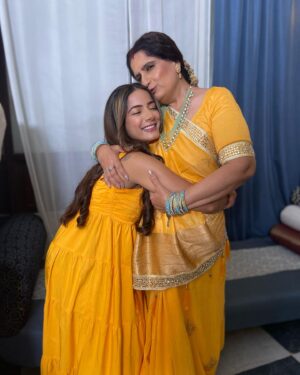 Nikki Sharma Instagram - Some people just make you happy for no reason 💛