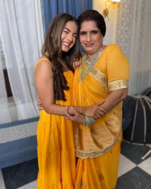 Nikki Sharma Instagram - Some people just make you happy for no reason 💛