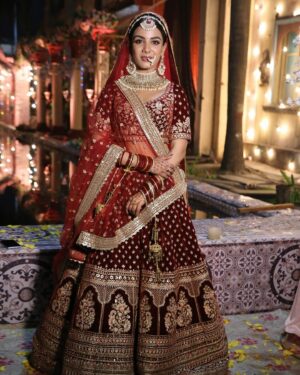 Nikki Sharma Instagram - Promo shoot for PKPASS 🖤
#shivti #pkpass #arnikk #bridal @zeetv @studiolsd_ 
Special mention to my love @sacorina for this gorgeous outfit❤️‍🩹❤️‍🩹