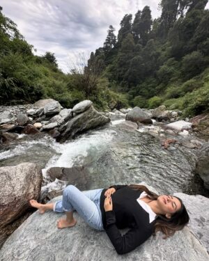 Nikki Sharma Instagram - 🌈💓🦋🌲🍃✨

I like places that make you realise how tiny you and your problems are 

#mothernature