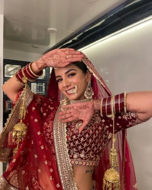 Nikki Sharma Instagram - Promo shoot for PKPASS 🖤
#shivti #pkpass #arnikk #bridal @zeetv @studiolsd_ 
Special mention to my love @sacorina for this gorgeous outfit❤️‍🩹❤️‍🩹