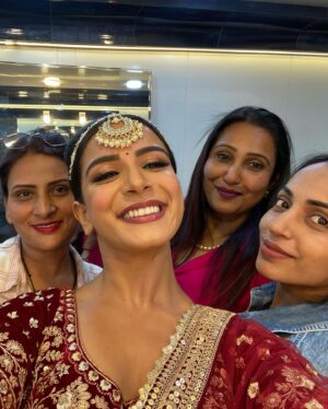 Nikki Sharma Instagram - Promo shoot for PKPASS 🖤
#shivti #pkpass #arnikk #bridal @zeetv @studiolsd_ 
Special mention to my love @sacorina for this gorgeous outfit❤️‍🩹❤️‍🩹