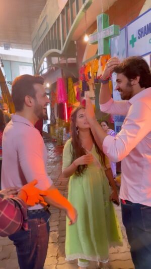 Nikki Sharma Instagram - Today was a tough day on set while working but we still managed to smile and laugh inbetween !! #pyaarkapehlaadhyayashivshakti #arnik