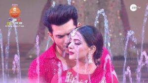 Nikki Sharma Instagram - Shiv aur Shakti ki lajawaab chemistry lagaayegi Zee Rishtey Awards ke manch par aag.🔥Dekhiye #DanubePropertiesZeeRishteyAwards, Iss Ravivaar, shaam 7 baje, sirf #ZeeTV par aur kahin bhi kabhi bhi @zee5shows par. 

#ZeeRishteyAwards2024 #ZRA2024Digital 

@bandhan_bank 
@danubeproperties 
@cadburydairymilkin 
@garnierindia 
@rajdhaniworld 
@himalaya_facecare 
@colgatein 
@arjunbijlani 
@nikkisharmaofficial