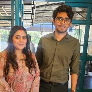 Nila Nambia Instagram - ആദ്യമായി ഒരാളോട് അങ്ങോട്ട്‌ ചെന്ന് സെൽഫി ചോദിച്ചു എടുത്ത, ലെ ഞാൻ.. 😂 കളക്ടർ bro thank you