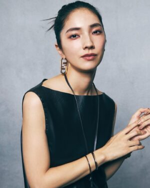 Nimura Sawa Instagram - ELLE JAPAN March issue
@ellejapan @fendi 

2025を迎え、もう２月も迎えようとしていますね。
12月に参加させて頂いたエルシネマアワードの写真。
まさかFENDI賞を頂けるとは思わず驚きました。
さらにこの賞が似合う人になっていきたいです。
関係者の皆様、本当にありがとうございました！
#ellejapan #エルジャポン３月号

かなり遅くなりましたが、
2025もどうぞ宜しくお願いします。
この投稿を見てくださってる皆様の一年も素敵な年になりますように🌬️🫧🌏